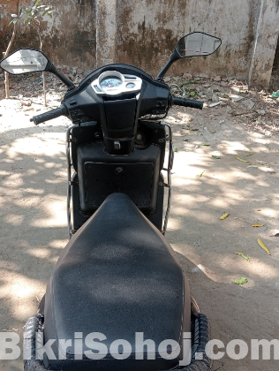 Mahindra Gusto Black 2016